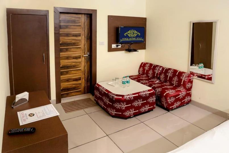 Airport Hotel Edge Home Stay Нью-Дели Экстерьер фото
