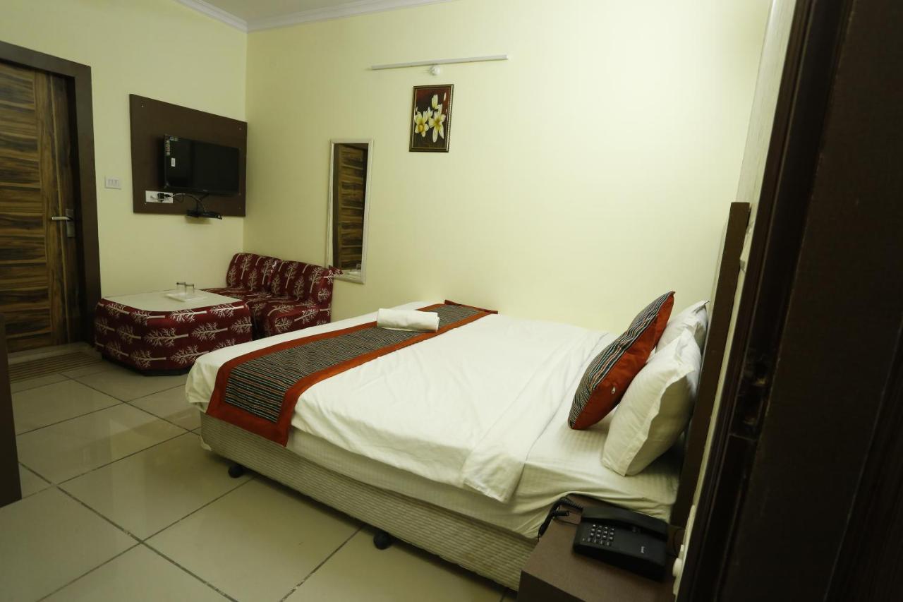 Airport Hotel Edge Home Stay Нью-Дели Экстерьер фото