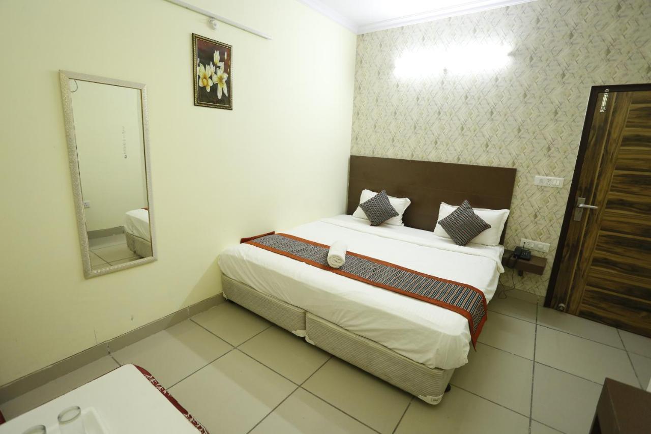 Airport Hotel Edge Home Stay Нью-Дели Экстерьер фото